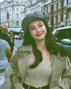 Han Hang Captivates Fans with Elegant Dinner Dress Style - image 3