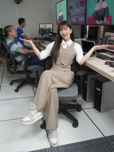 Autumn Office Fashion: Style Inspiration from VTC's Most Elegant Presenter - image 2