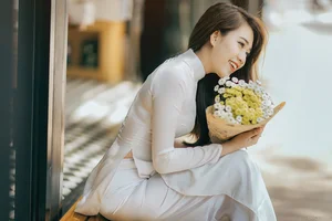 Graceful Vietnamese Women: Celebrating Elegant Fashion and Natural Charm Pack 12 - image 17