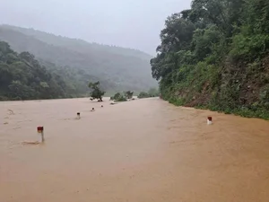 Mountainous Communities in Nghe An Struggle Against Severe Flooding - image 2