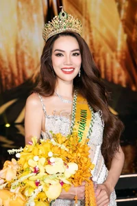 Close-Up of Le Hoang Phuong's Stunning Coronation Gown - image 4