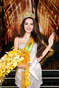 Close-Up of Le Hoang Phuong's Stunning Coronation Gown - image 8