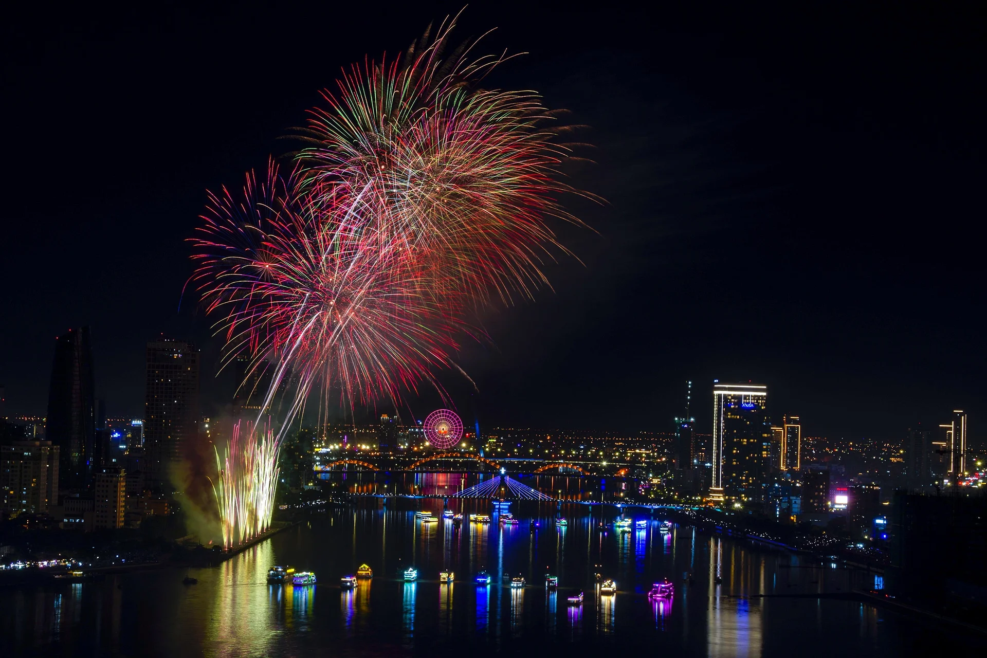 Spectacular Fireworks Display: China's Dazzling Show on the Han River