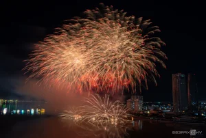 Spectacular Fireworks Display: China's Dazzling Show on the Han River - image 5