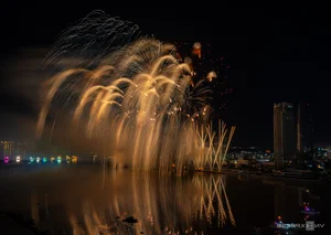 Spectacular Fireworks Display: China's Dazzling Show on the Han River - image 9