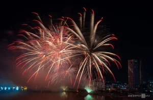 Spectacular Fireworks Display: China's Dazzling Show on the Han River - image 11