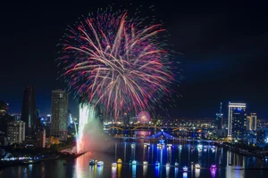 Spectacular Fireworks Display: China's Dazzling Show on the Han River - image 8