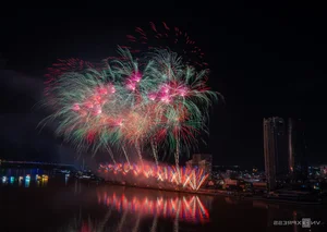 Spectacular Fireworks Display: China's Dazzling Show on the Han River - image 10