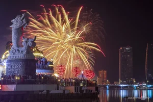 Spectacular Fireworks Display: China's Dazzling Show on the Han River - image 3