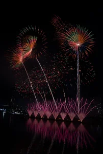 Spectacular Fireworks Display: China's Dazzling Show on the Han River - image 1