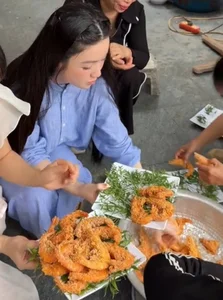 Chu Thanh Huyen’s Behavior at Quang Hai’s Family Feast Sparks Social Media Debate - image 3