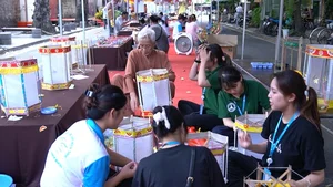 Preserving Heritage: 84-Year-Old Artisan Hosts Traditional Lantern Making Class in Hanoi - image 5