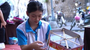 Preserving Heritage: 84-Year-Old Artisan Hosts Traditional Lantern Making Class in Hanoi - image 4