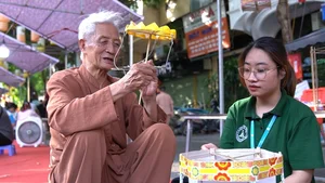 Preserving Heritage: 84-Year-Old Artisan Hosts Traditional Lantern Making Class in Hanoi - image 2