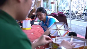 Preserving Heritage: 84-Year-Old Artisan Hosts Traditional Lantern Making Class in Hanoi - image 1