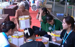 Preserving Heritage: 84-Year-Old Artisan Hosts Traditional Lantern Making Class in Hanoi - image 3