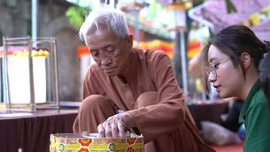 Preserving Heritage: 84-Year-Old Artisan Hosts Traditional Lantern Making Class in Hanoi - image 0