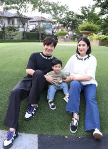 Thai Celebrity Push Puttichai and Family Charm Fans with Matching Outfits - image 2
