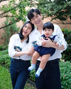 Thai Celebrity Push Puttichai and Family Charm Fans with Matching Outfits - image 4