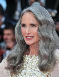 Stunning Long Hairstyles for Middle-Aged Women to Look Youthful - image 6