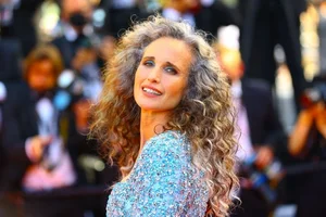 Stunning Long Hairstyles for Middle-Aged Women to Look Youthful - image 0