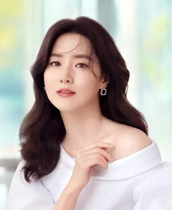 Stunning Long Hairstyles for Middle-Aged Women to Look Youthful - image 1