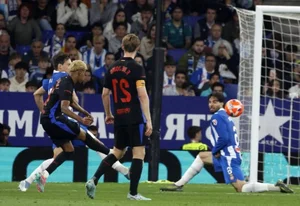 Sports Drama: Rival Team Uses Water Sprinklers to Halt Barca’s Title Celebration - image 4