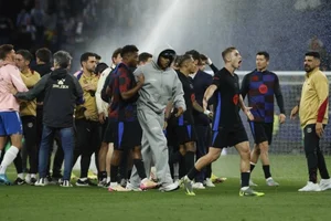 Sports Drama: Rival Team Uses Water Sprinklers to Halt Barca’s Title Celebration - image 8