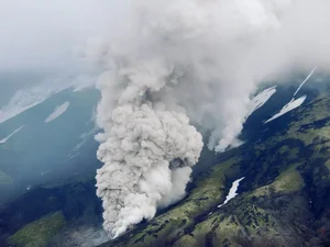 Seven Volcanoes Erupt Simultaneously in Russia Following Major Earthquake - image 0