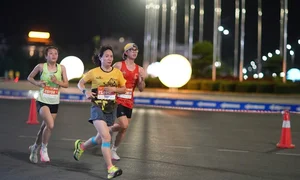 Runner Huynh Anh Khoi Successfully Defends Title at VnExpress Marathon Ha Long - image 2