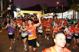 Runner Huynh Anh Khoi Successfully Defends Title at VnExpress Marathon Ha Long - image 7