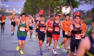 Runner Huynh Anh Khoi Successfully Defends Title at VnExpress Marathon Ha Long - image 14