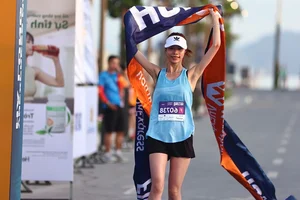 Runner Huynh Anh Khoi Successfully Defends Title at VnExpress Marathon Ha Long - image 11