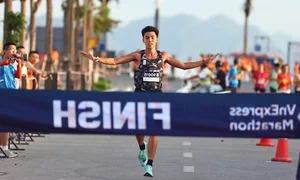 Runner Huynh Anh Khoi Successfully Defends Title at VnExpress Marathon Ha Long - image 4