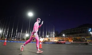 Runner Huynh Anh Khoi Successfully Defends Title at VnExpress Marathon Ha Long - image 3
