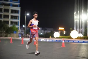 Runner Huynh Anh Khoi Successfully Defends Title at VnExpress Marathon Ha Long - image 10