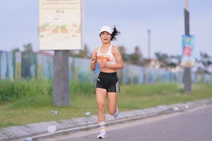 Runner Huynh Anh Khoi Successfully Defends Title at VnExpress Marathon Ha Long - image 8