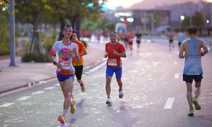 Runner Huynh Anh Khoi Successfully Defends Title at VnExpress Marathon Ha Long - image 0