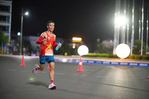 Runner Huynh Anh Khoi Successfully Defends Title at VnExpress Marathon Ha Long - image 6