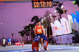Runner Huynh Anh Khoi Successfully Defends Title at VnExpress Marathon Ha Long - image 12