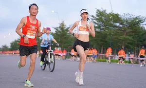 Runner Huynh Anh Khoi Successfully Defends Title at VnExpress Marathon Ha Long - image 1