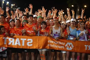 Runner Huynh Anh Khoi Successfully Defends Title at VnExpress Marathon Ha Long - image 5