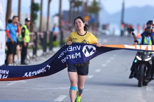 Runner Huynh Anh Khoi Successfully Defends Title at VnExpress Marathon Ha Long - image 9
