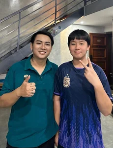 Actress Le Phuong’s Son Overjoyed Upon Meeting Legendary Singer Dan Truong - image 1