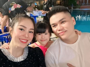 Actress Le Phuong’s Son Overjoyed Upon Meeting Legendary Singer Dan Truong - image 0