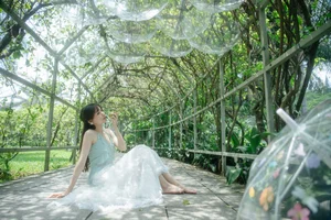 YiTuYu Art Language Vol 9879: Elegant Portrait Photography Featuring Xia Zhi Ya Cai - image 6