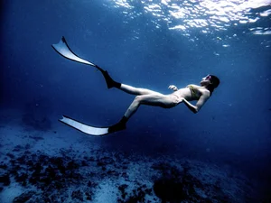 Actress from 'Love and Ambition' Shows Off Figure Scuba Diving - image 5