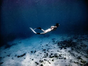 Actress from 'Love and Ambition' Shows Off Figure Scuba Diving - image 4
