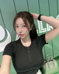 Stunning Physique of China's Famous Wealthy Influencer - image 5
