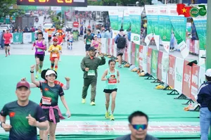 Runner Ngoc Hoa Defends National Marathon Championship Title Despite Dramatic Finish Line Fall - image 2